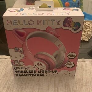 BRAND NEW Hello Kitty Pink Light-Up Bluetooth Headphones